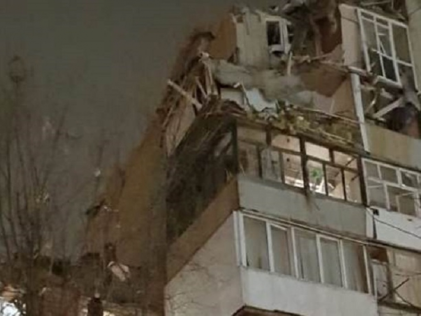 На юге России от взрыва газа частично рухнул многоэтажный дом, есть жертва
