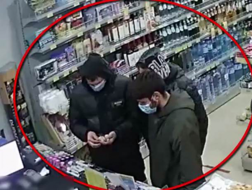 Полиция опубликовала снимки молодых людей, подозреваемых в угоне автомобилей в Кишиневе 