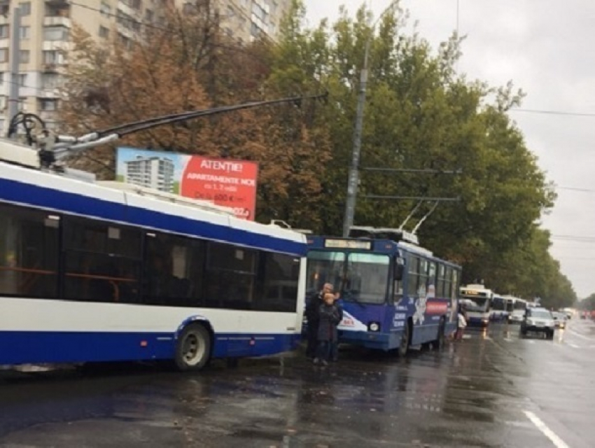 Автохамы на несколько часов  парализовали движение троллейбусов в Кишиневе