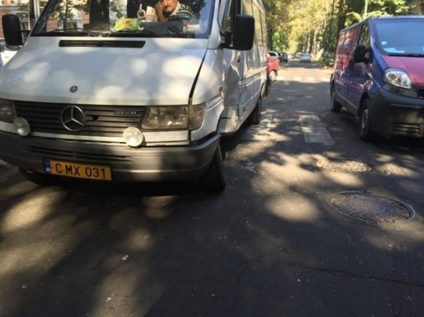 В Кишиневе маршрутка столкнулась с автомобилем: один человек госпитализирован