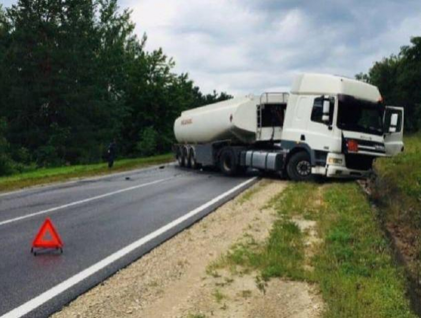 Причиной серьёзной аварии на леушенской трассе стал... мобильный телефон