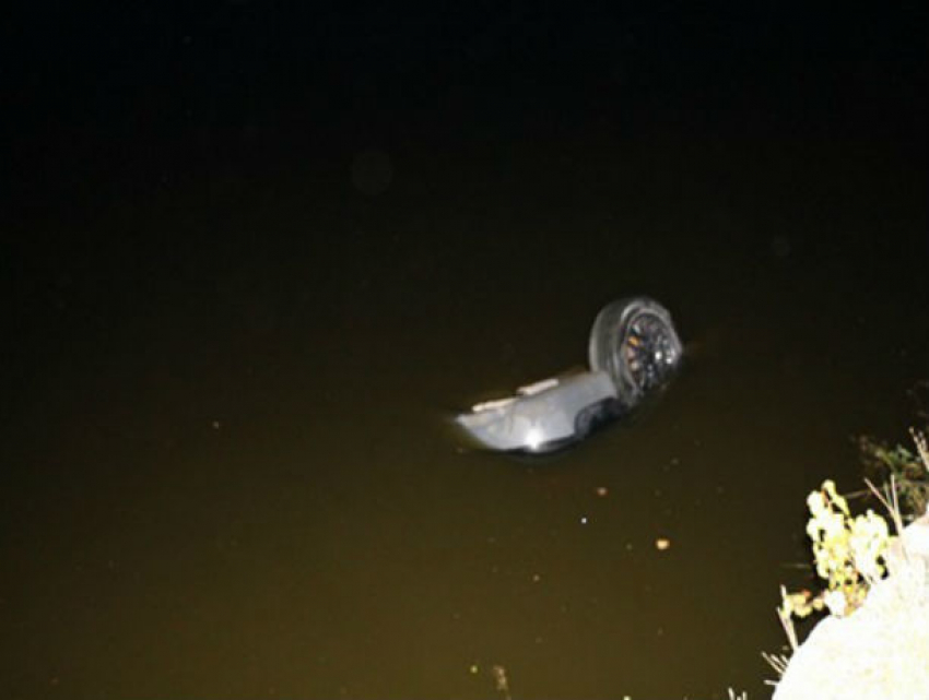 Юноша погиб в упавшем в озеро автомобиле в Бричанском районе 