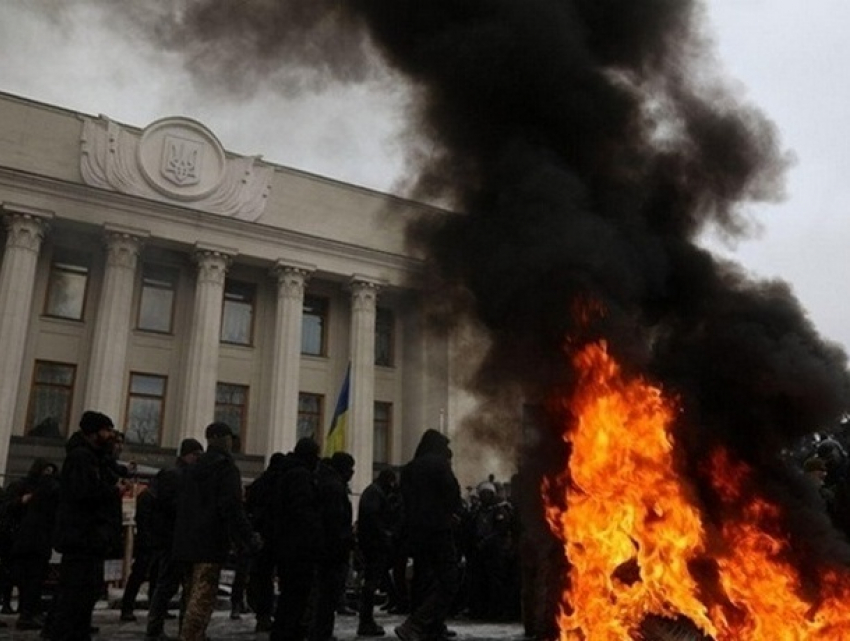 Националисты сожгли под Радой флаг России, произошли столкновения