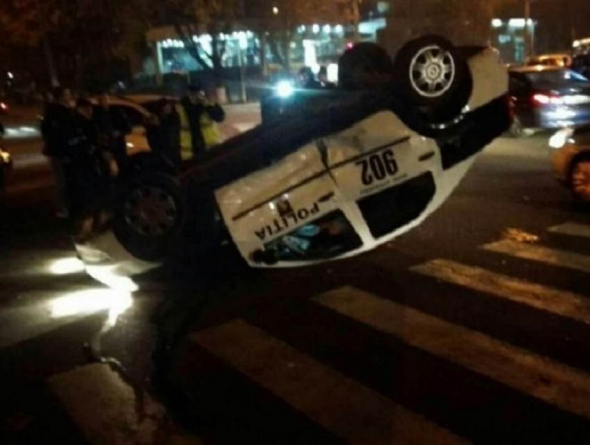 В Кишиневе перевернулась полицейская машина: пострадали пять человек