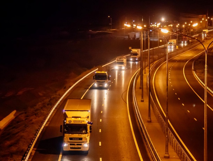 Движение тяжелых грузовиков открылось по Крымскому мосту