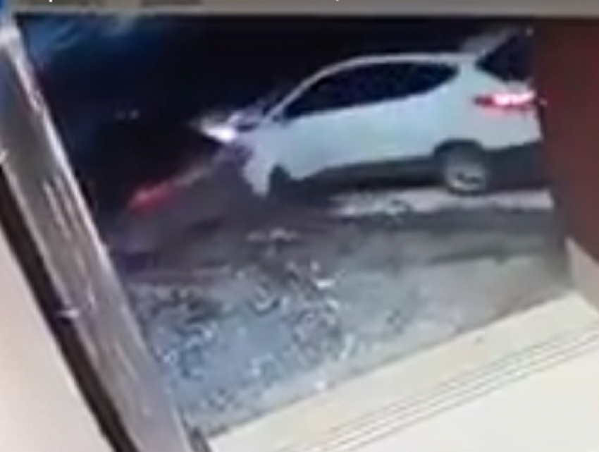 "Неуверенная» женщина за рулем Hyundai врезалась в автомобиль столичной девушки и сбежала 