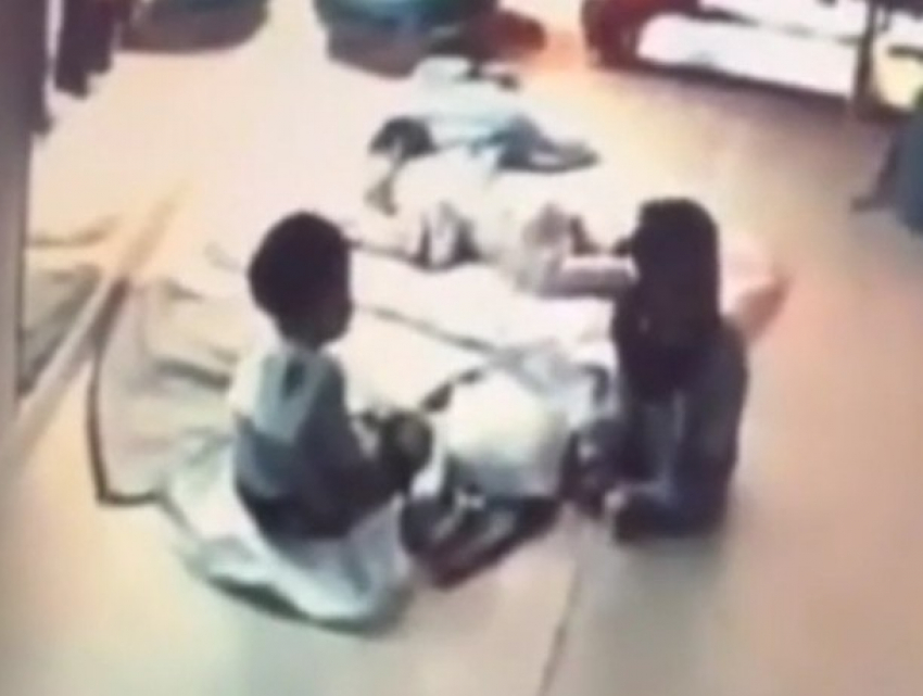 Отвратительное избиение малыша воспитательницей Су Ши-шу повергло в ужас родителей: шок-видео