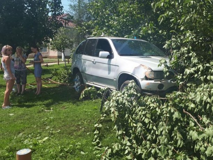 Водитель BMW на скорости внезапно въехал на детскую площадку в Унгенском районе