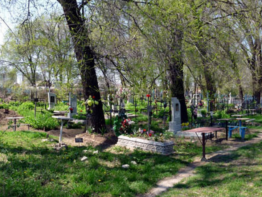 Число заброшенных могил на столичных кладбищах растет с каждым годом