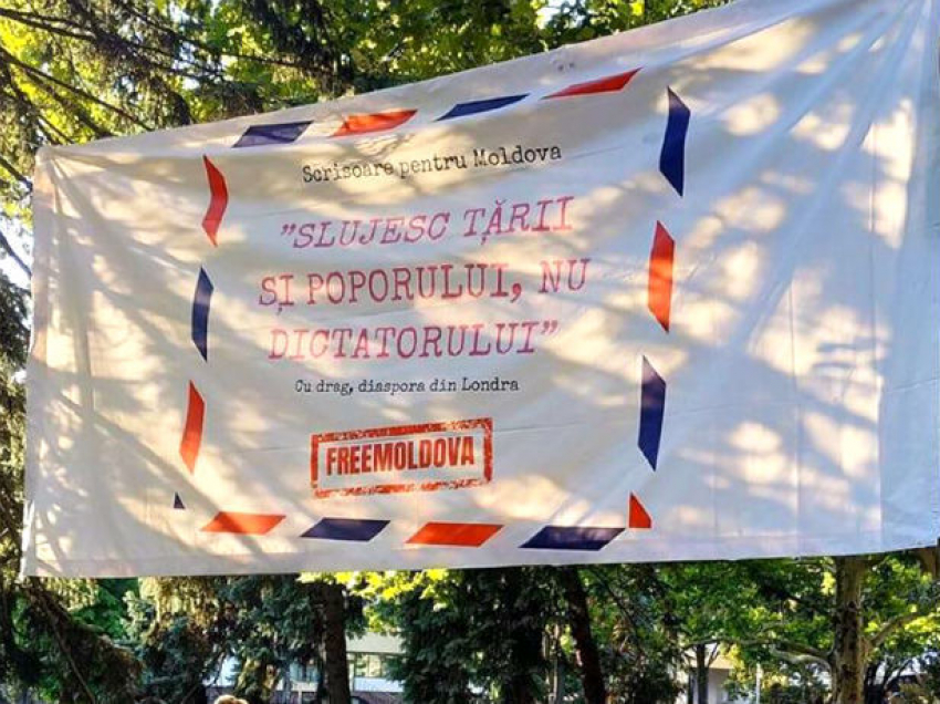 Провокационный плакат перестать «служить диктатору» в центральном парке Кишинева потребовали демонтировать
