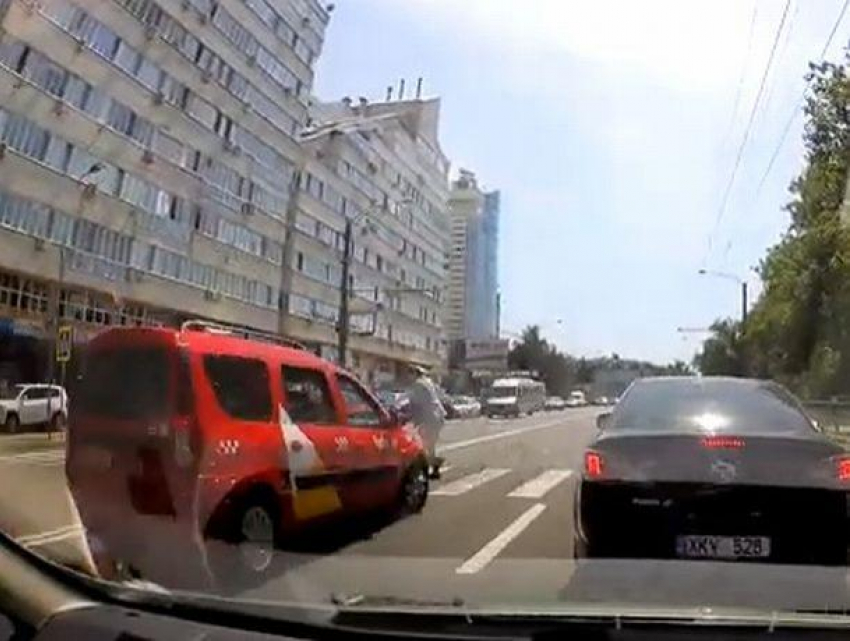 В Кишиневе тормозивший с визгом из-под колес таксист едва не снес мужчину на переходе