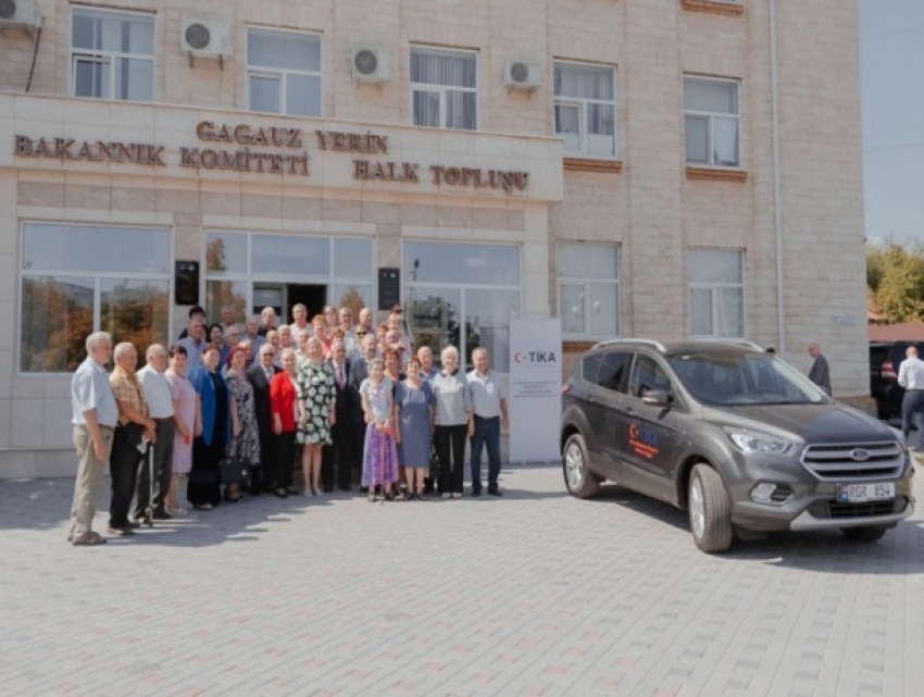 Турция подарила гагаузским старейшинам новенький автомобиль