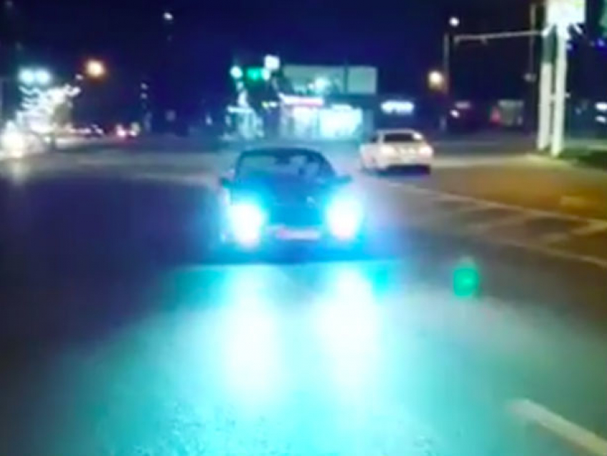 Потрясающий дрифт водителя BMW в центре Рышкановки в новогоднюю ночь сняли на видео