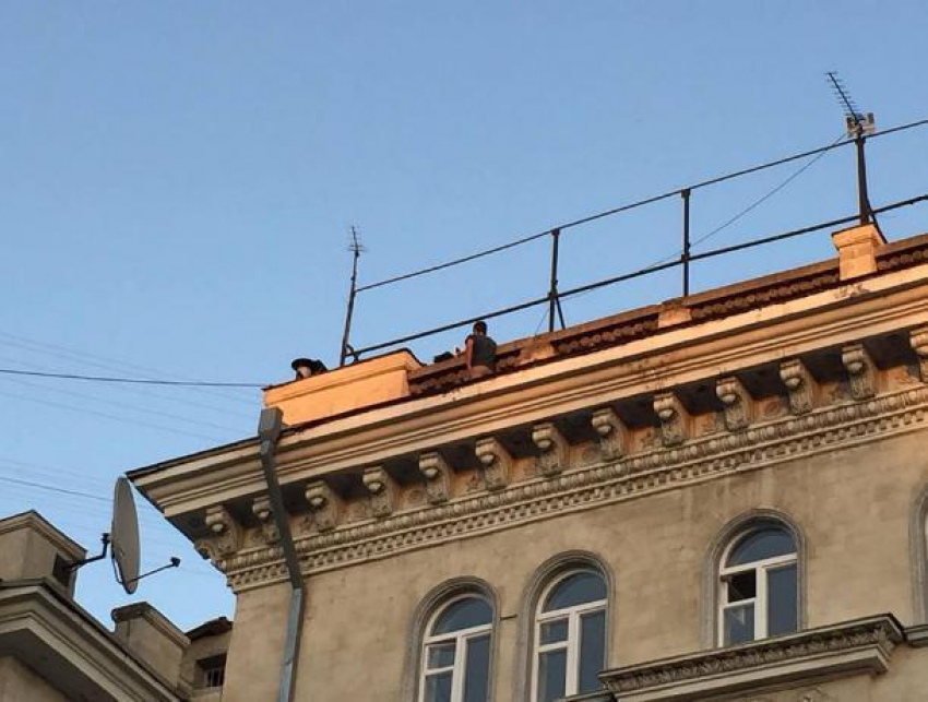 Зрелищная операция по спасению отчаявшегося мужчины на 6 этаже развернулась в центре Кишинева 