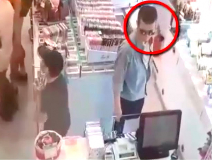 Молодой человек в расстегнутой рубашке, обокравший продавца магазина на Рышкановке, попал на видео