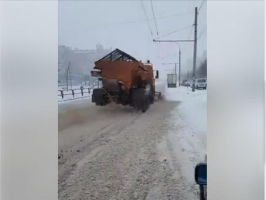 «Перемешивание каши»: как убирают Кишинев от снега в одном коротком видео