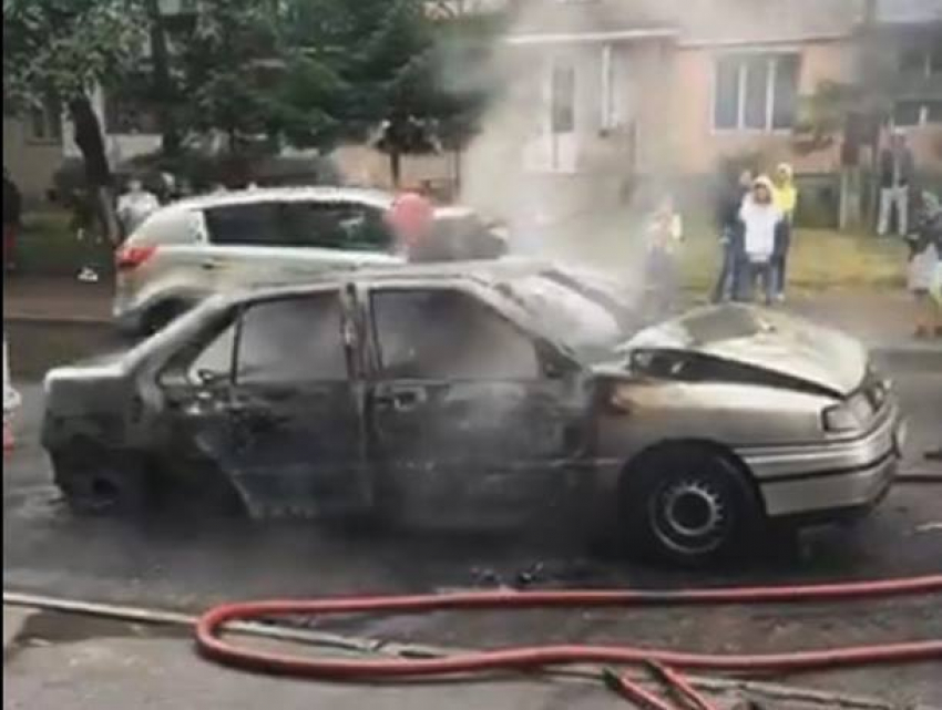 Ужасающе горящий посреди дороги автомобиль на Ботанике попал на видео