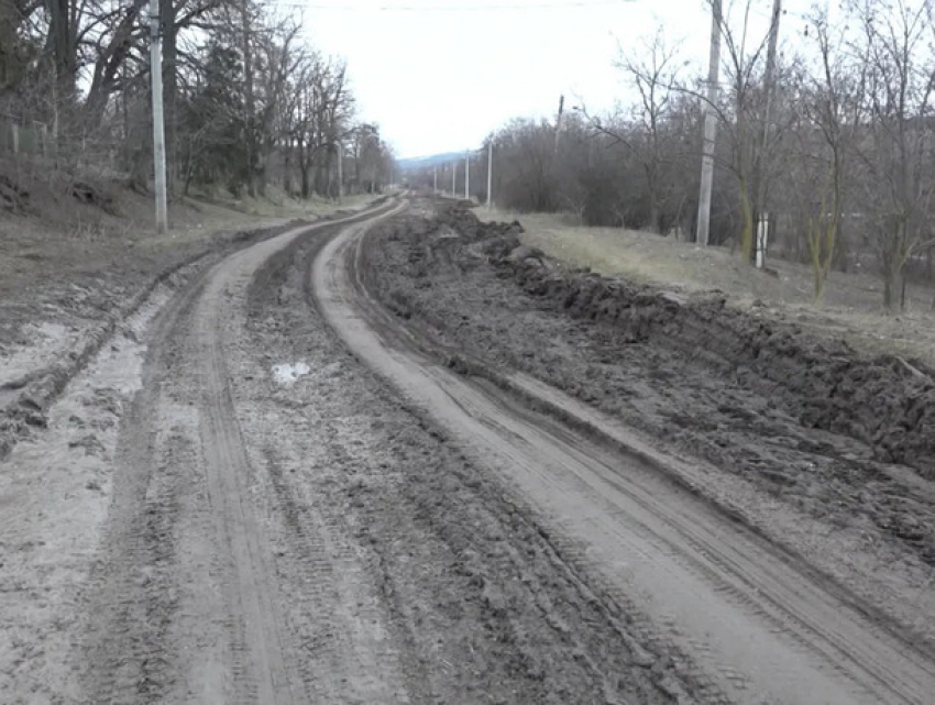 Километр безысходности: молдавское село отрезано от мира - дети не могут добраться до школы из-за грязи