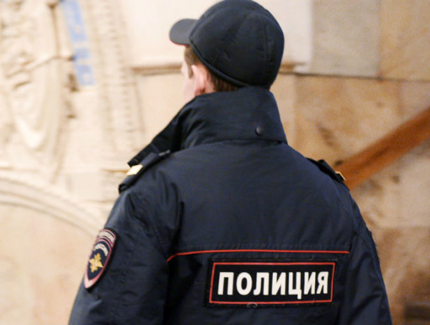Дебошир из Молдовы ударил по лицу московского полицейского и сорвал с него нагрудный знак