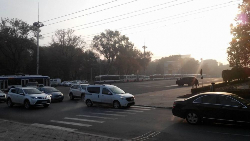 Утром на ПВНС образовалась пробка из десятков троллейбусов
