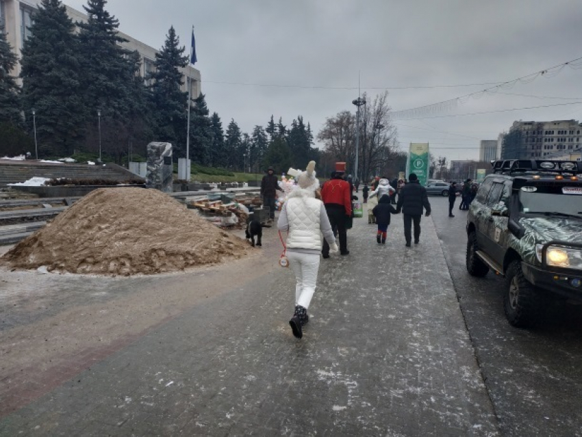 Минимум 24 человека получили переломы за сутки из-за гололедицы в Кишиневе