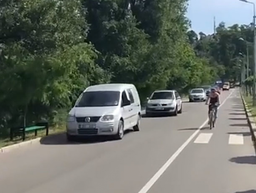 Вопиющее нарушение: водители проехали по дороге для пешеходов и велосипедистов в парке «Валя Морилор»