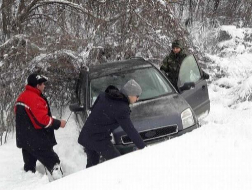 Два министра вышли на борьбу со снегом, взявшись помогать наводить порядок на трассах! 