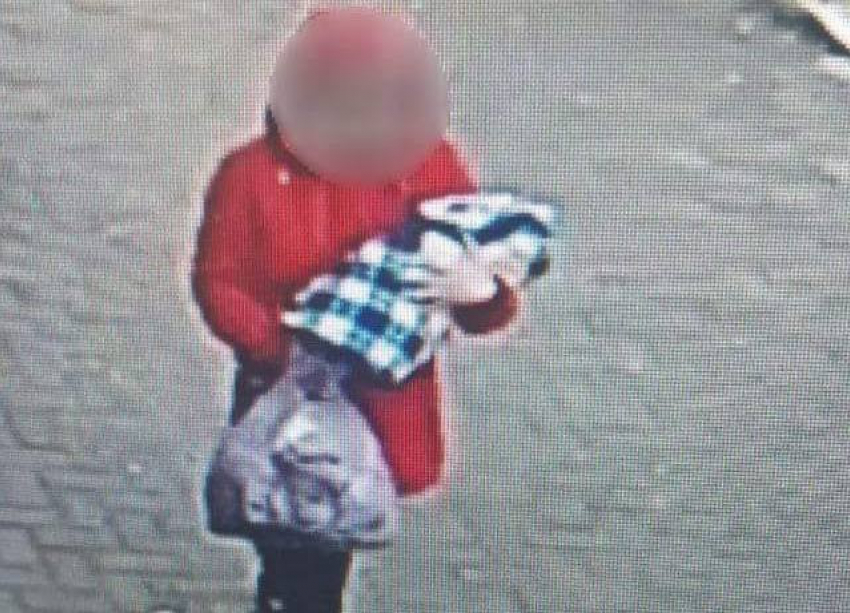 Новые подробности о женщине, подкинувшей младенца в подъезд дома в центре Кишинева 