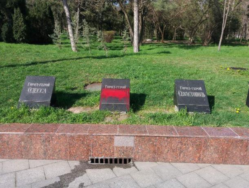 Радикалы надругались над памятниками на Аллее Славы в Одессе