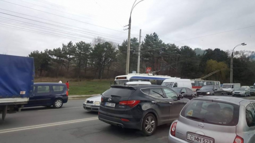 На одной из улиц Кишинева кран оборвал троллейбусные линии