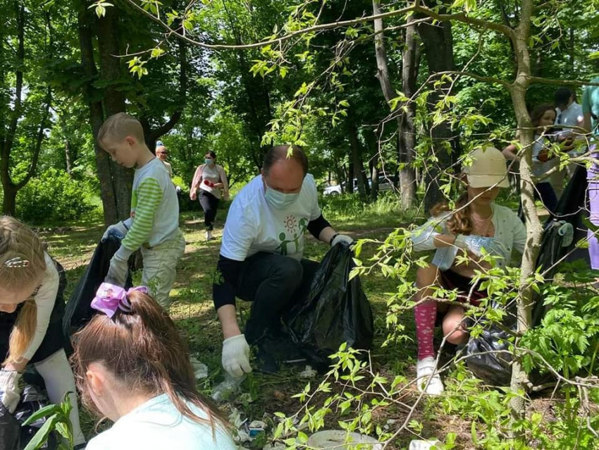 Ион Чебан принял участие в уборке парка у «Ворот города» на равных с простыми энтузиастами
