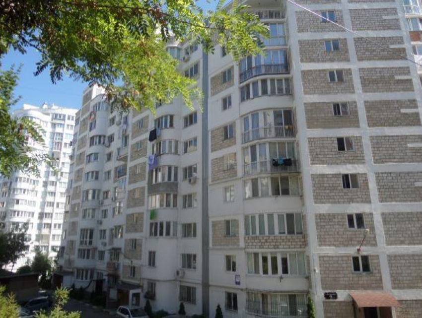 Жители чеканской многоэтажки ропщут из-за появления мусорной площадки во дворе