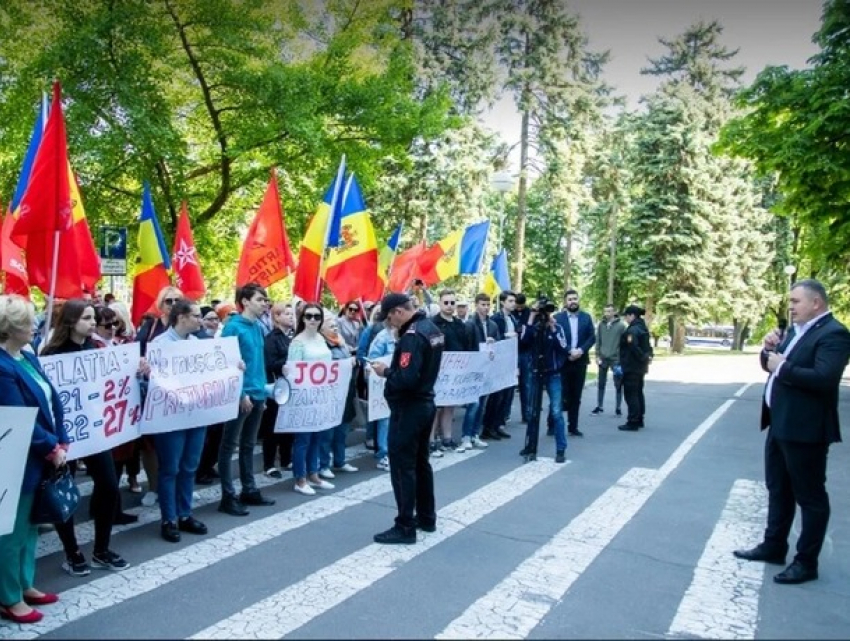 «Долой либеральные тарифы и Санду!»: в центре Кишинева снова протестуют