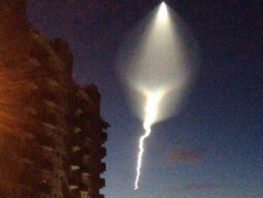 Снятое на видео потрясающее НЛО в небе над городами России оказалось секретной ракетой