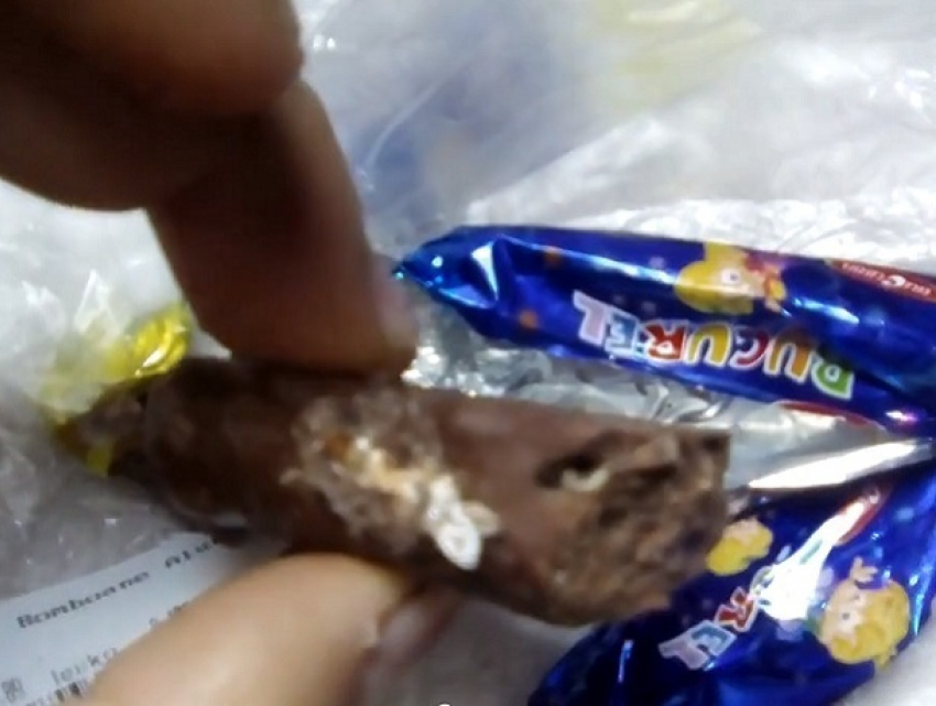 Жутких насекомых в купленных конфетах показал на видео кишиневец