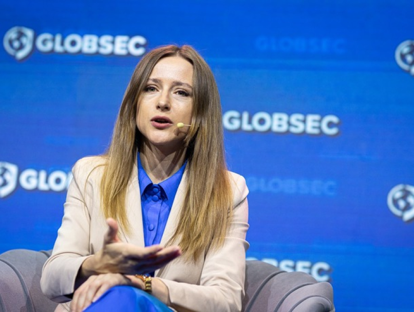 Чиновница, получавшая огромные деньги, отдала последнюю зарплату на благотворительность