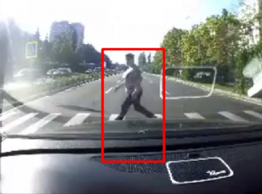 Жительница Кишинева на одну секунду разминулась со  смертью и попала на видео