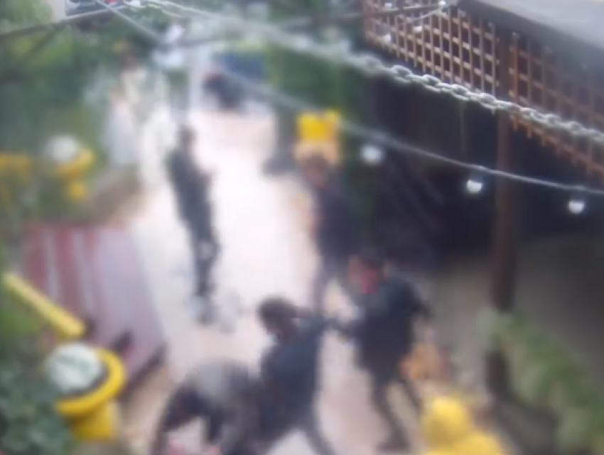 "Сходняк в подгузниках» закончился мордобоем: в Кишиневе школьники избивали друг друга в кафе