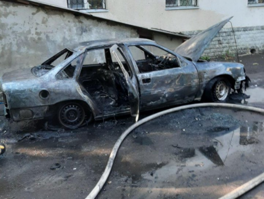 В Кишиневе во дворе жилого дома сгорел автомобиль