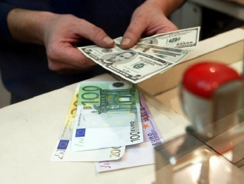 Обрушением евро началась рабочая неделя в Молдове