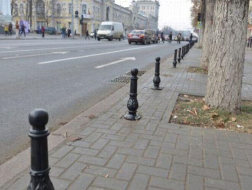 В Кишинёве по-прежнему паркуются на тротуарах, несмотря на столбики