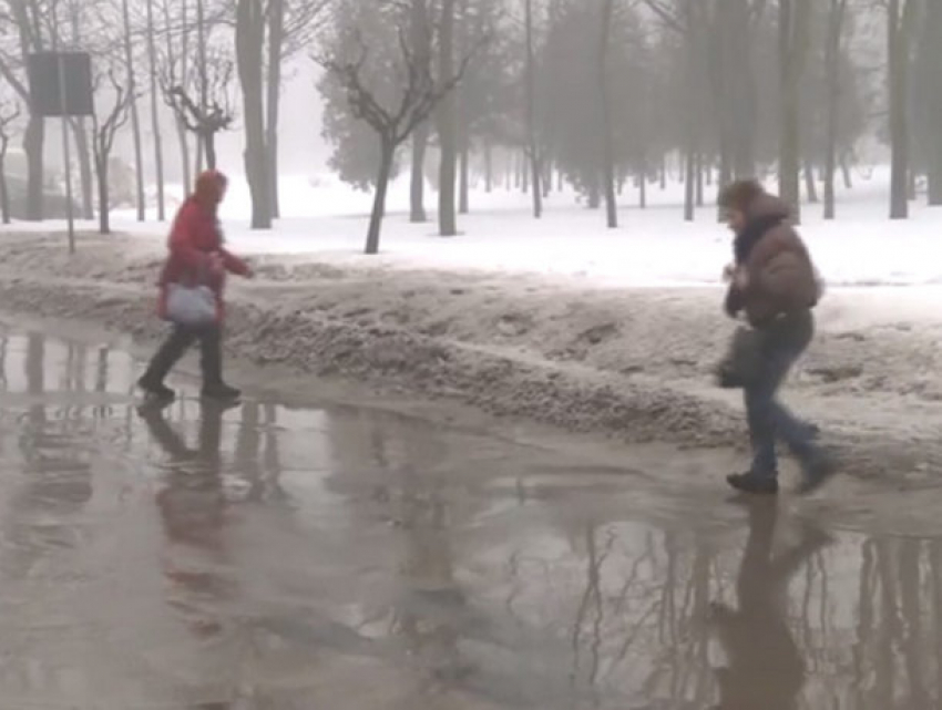 Это катастрофа: улицы Кишинева сплошь покрыты льдом и водой