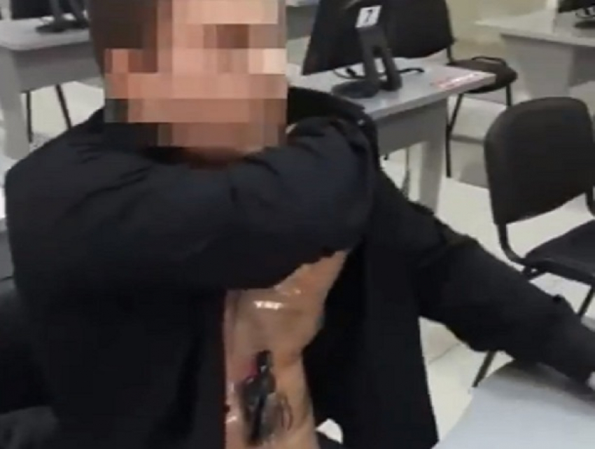 Житель Кишинева пришел на автоэкзамен с электронным  подсказывателем на животе