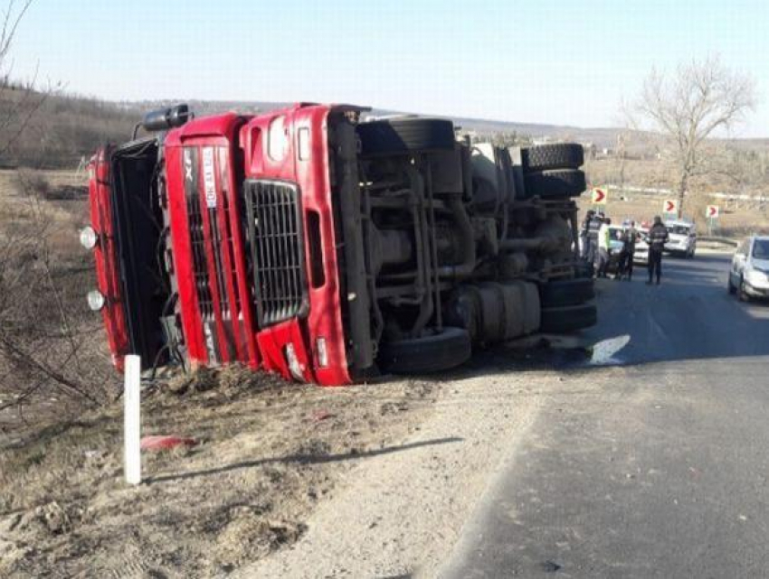 Фура с 22 тоннами семечек перевернулась под Хынчештами