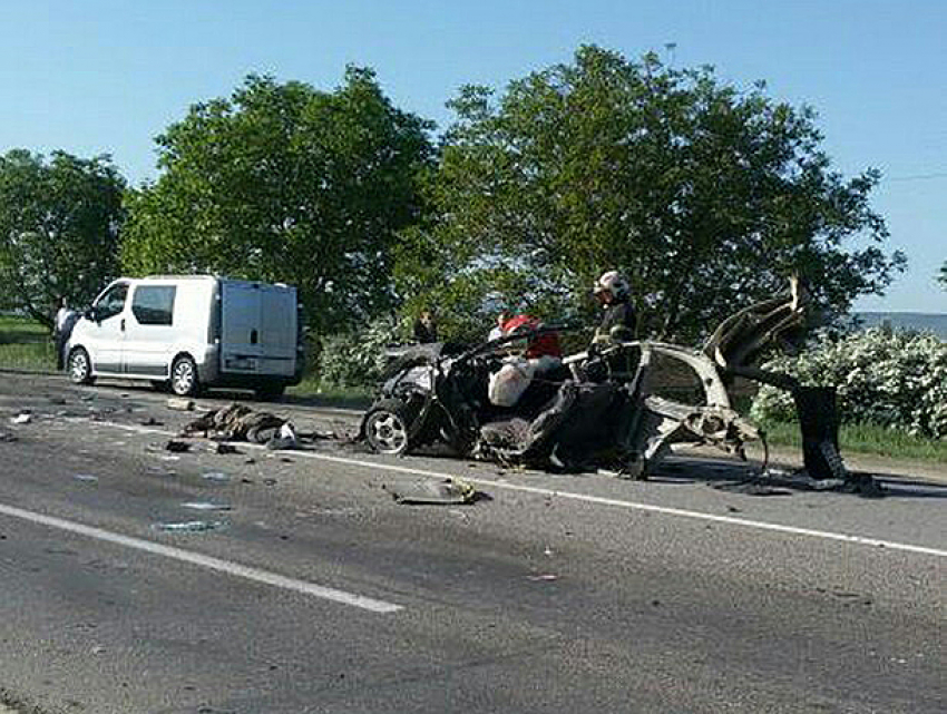 Смертельное столкновение маршрутки с пассажирами и автомобиля Opel произошло на трассе Оргеев - Бельцы