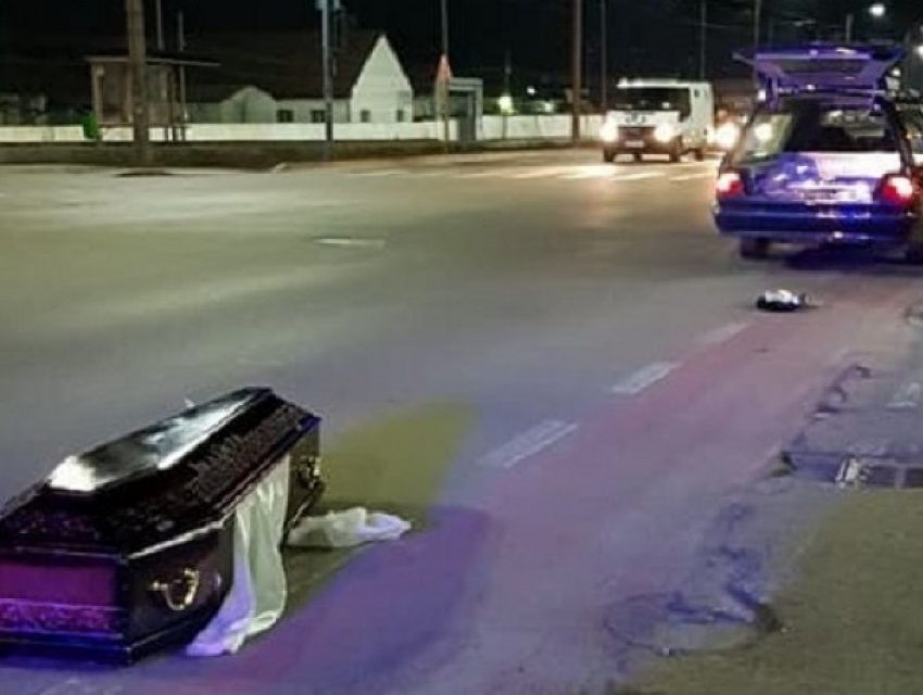 Гроб с покойником выпал из катафалка на улице города под колеса машин