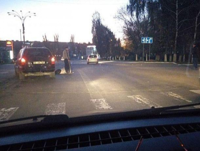 43-летняя женщина попала под колеса автомобиля на улице Заводской