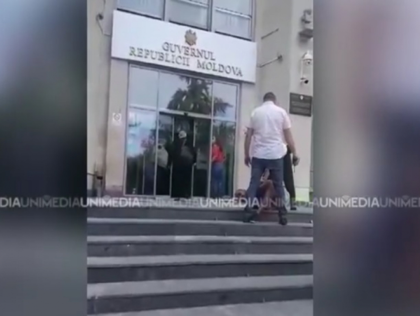 Захотел в тюрьму: мужчина напал на дверь в Дом правительства в Кишиневе