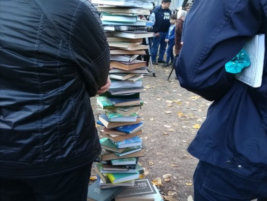 В Кишиневе изуродовали десятки книг на манер нацистских акций