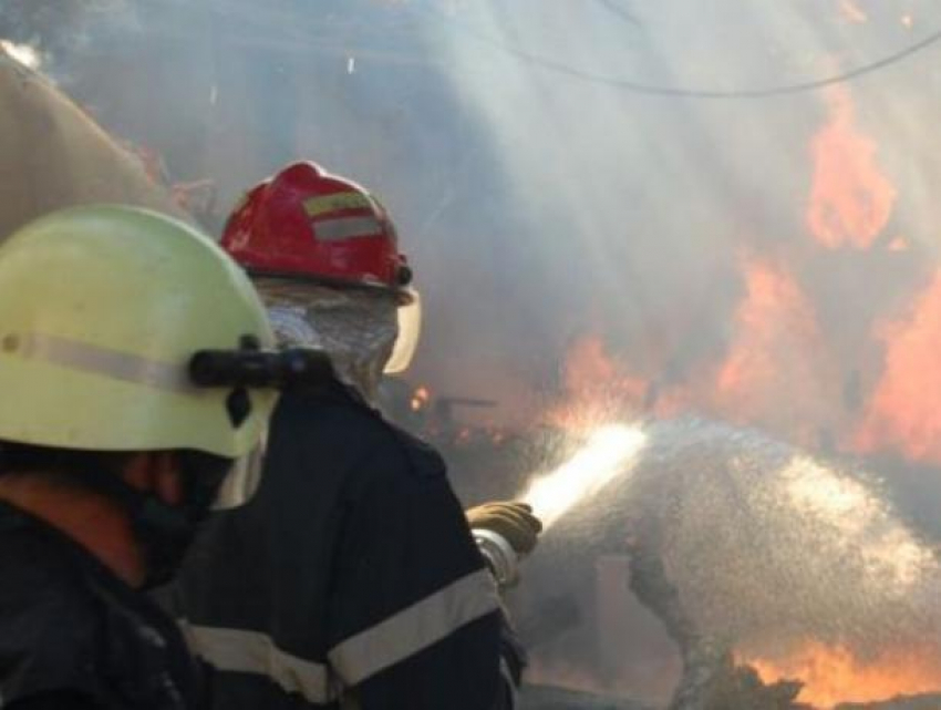 Семья из Кэлэраша осталась без жилья из-за пожара